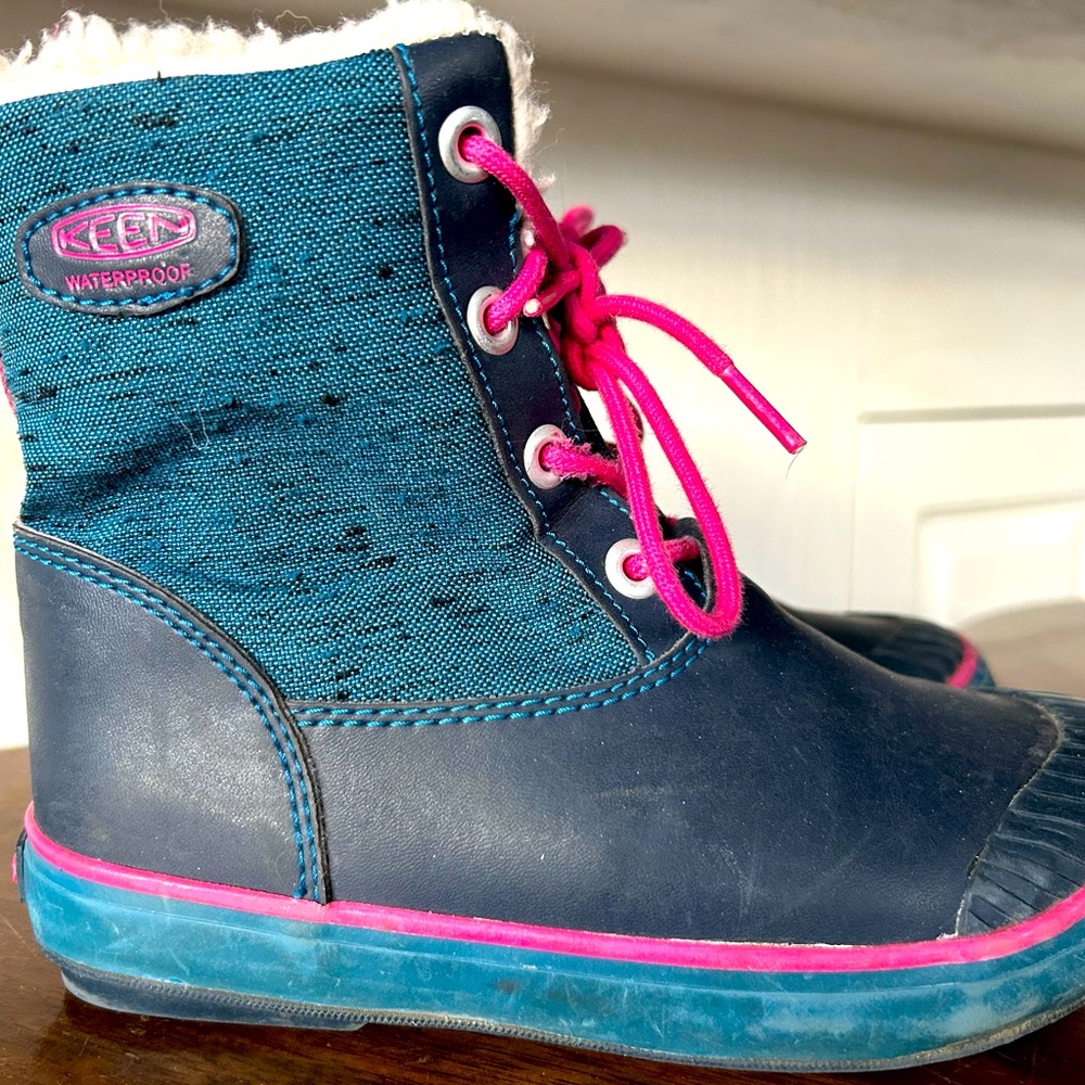 Keen - child’s Elsa BOOTS - size 2